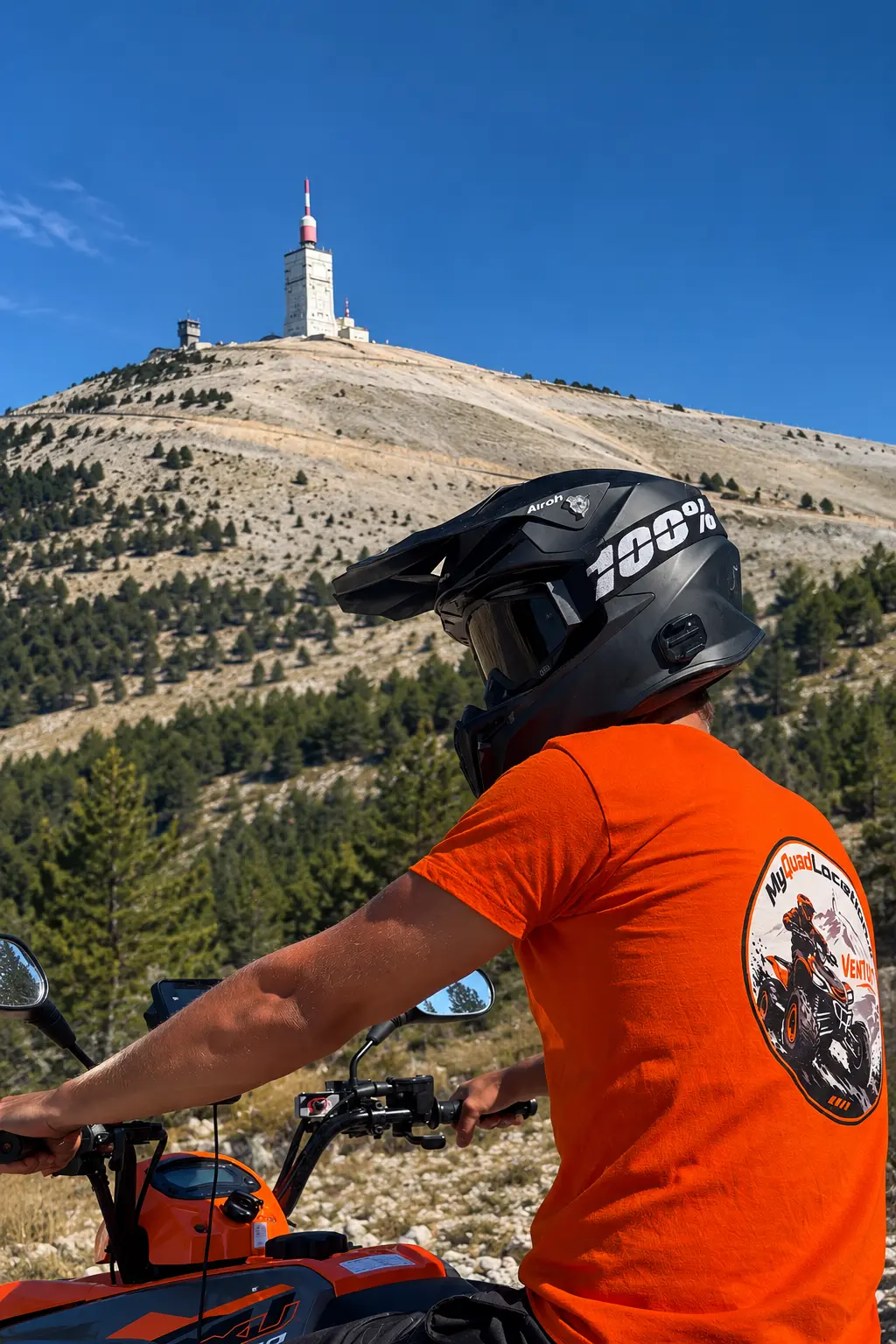 Pilote sur un quad MyQuad face au Mont Ventoux
