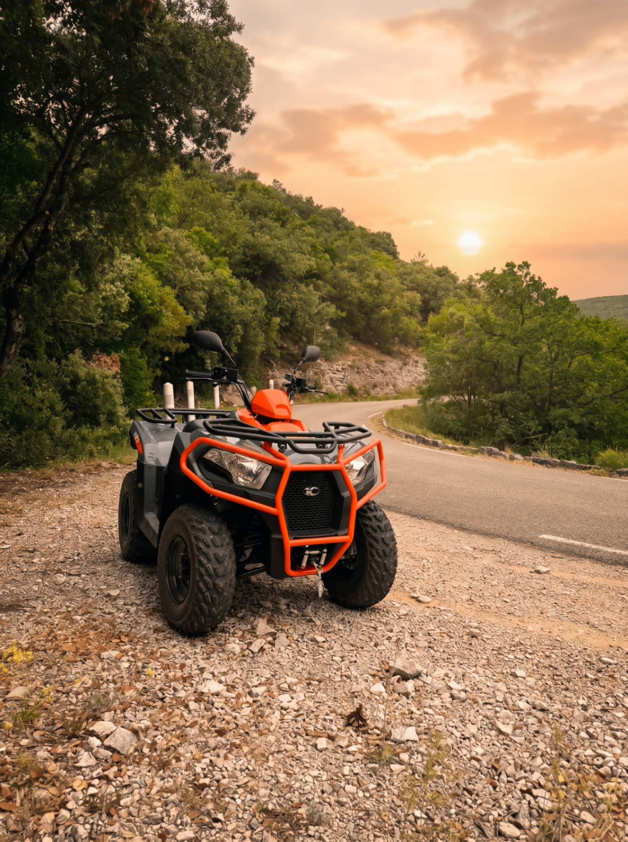 Quad Kymco orange sur une route du Ventoux au coucher de soleil